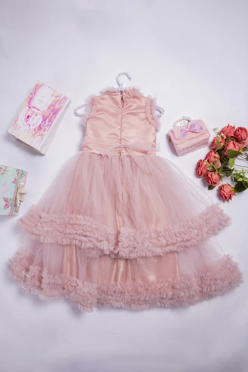 فستان بناتي أنيق لون وردي سادة قماش تل بدون اكمام ياقة مرتفعة بكرانيش وريش من الأمام و ارباط على الخصر