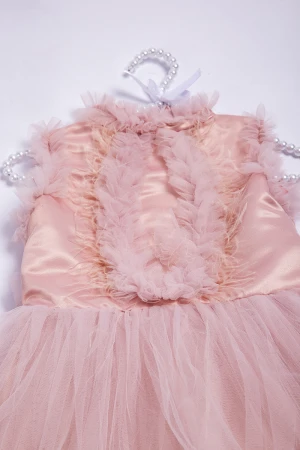 فستان بناتي أنيق لون وردي سادة قماش تل بدون اكمام ياقة مرتفعة بكرانيش وريش من الأمام و ارباط على الخصر 