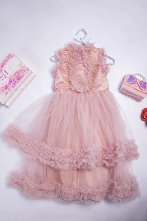 فستان بناتي أنيق لون وردي سادة قماش تل بدون اكمام ياقة مرتفعة بكرانيش وريش من الأمام و ارباط على الخصر