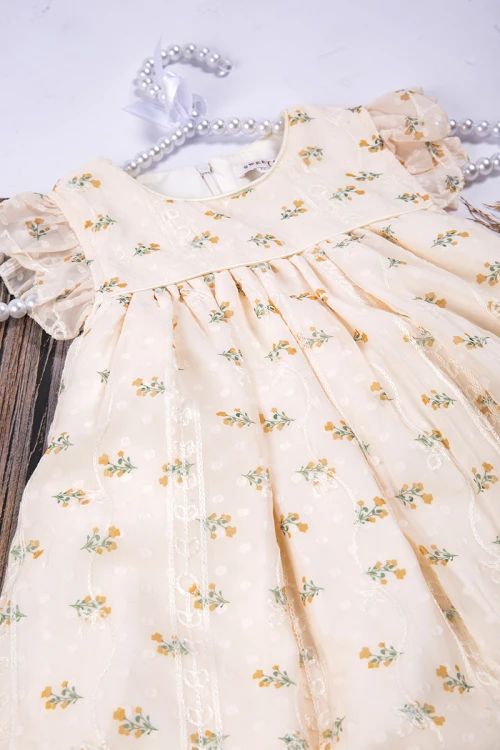 فستان بناتي أنيق بيج مشجر أكمام قصيرة و فتحة الصدر دائرية بخصر مزموم مرتفع