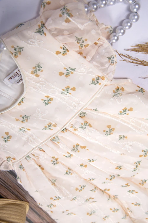 فستان بناتي أنيق بيج مشجر أكمام قصيرة و فتحة الصدر دائرية بخصر مزموم مرتفع