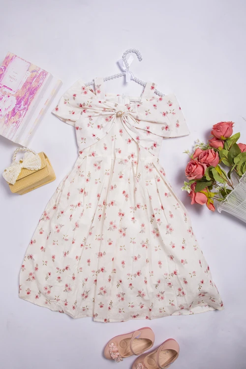 فستان بناتي أنيق بيج مشجر أكمام قصيرة و فتحة الصدر دائرية بخصر مزموم مرتفع