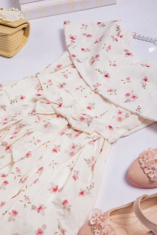 فستان بناتي أنيق بيج مشجر أكمام قصيرة و فتحة الصدر دائرية بخصر مزموم مرتفع