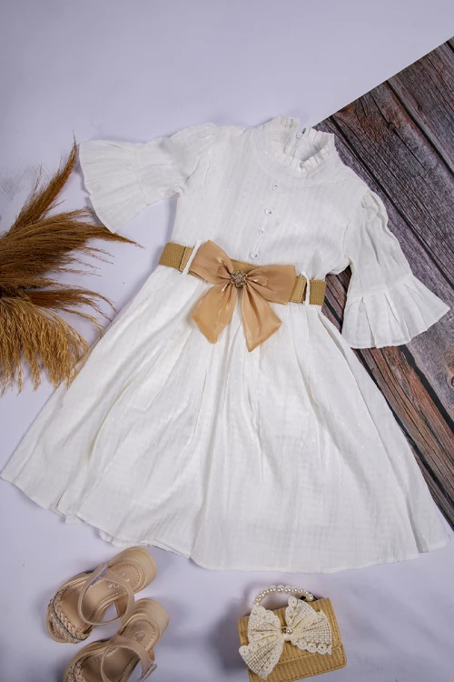 فستان بناتي أنيق لون أبيض ياقة مرتفعة وأزرار أمامية وحزام باللون البيح بفيونكة وكريستال باللون الذهبي