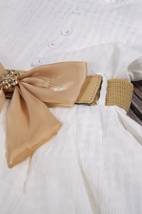 فستان بناتي أنيق لون أبيض ياقة مرتفعة وأزرار أمامية وحزام باللون البيح بفيونكة وكريستال باللون الذهبي