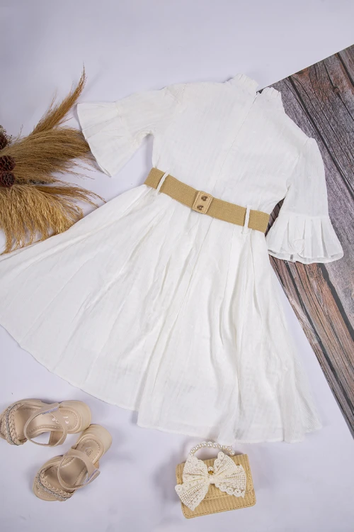 فستان بناتي أنيق لون أبيض ياقة مرتفعة وأزرار أمامية وحزام باللون البيح بفيونكة وكريستال باللون الذهبي