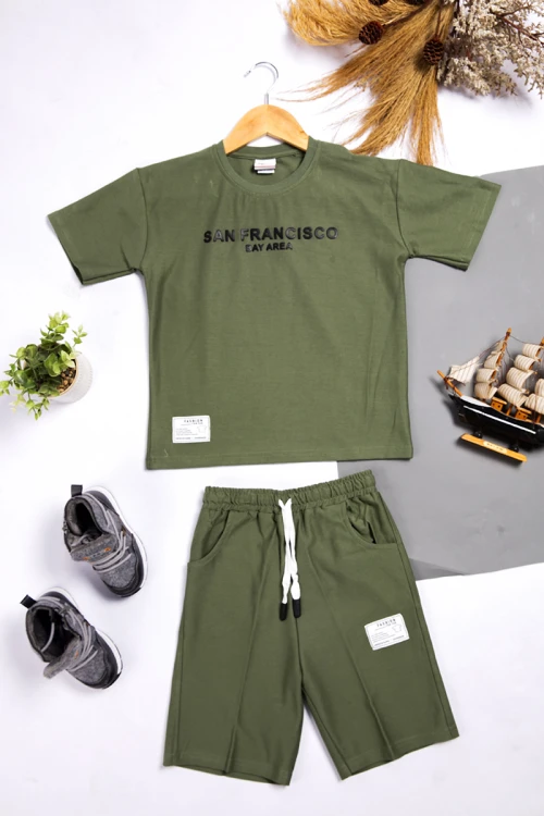 طقم ولادي أنيق قطعتين أكمام قصيرة و كتابة باللون الاسود وشعار من الأمام مع شورت بجيوب و رباط على الخصر