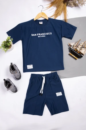 طقم ولادي أنيق قطعتين أكمام قصيرة و كتابة باللون الاسود وشعار من الأمام مع شورت بجيوب و رباط على الخصر 