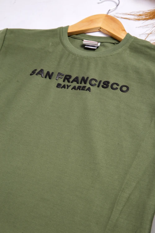 طقم ولادي أنيق قطعتين أكمام قصيرة و كتابة باللون الاسود وشعار من الأمام مع شورت بجيوب و رباط على الخصر