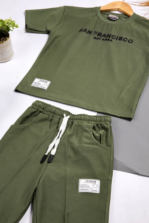 طقم ولادي أنيق قطعتين أكمام قصيرة و كتابة باللون الاسود وشعار من الأمام مع شورت بجيوب و رباط على الخصر