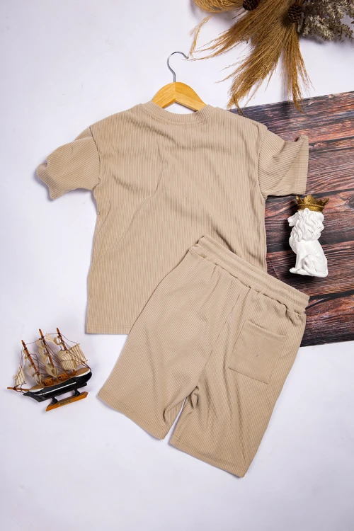 طفم ولادي أنيق قطعتين أكمام قصيرة و شورت بجيوب و رباط على الخصر وشعار من الأمام