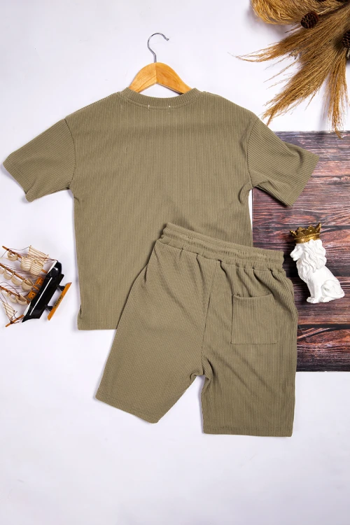 طفم ولادي أنيق قطعتين أكمام قصيرة و شورت بجيوب و رباط على الخصر وشعار من الأمام