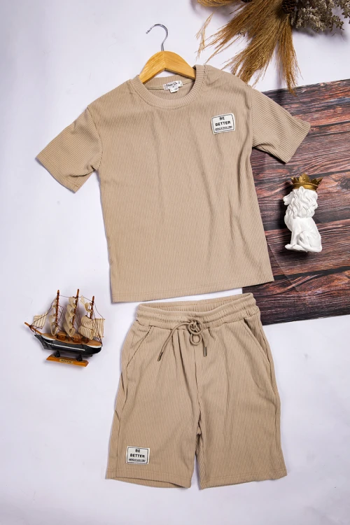 طفم ولادي أنيق قطعتين أكمام قصيرة و شورت بجيوب و رباط على الخصر وشعار من الأمام