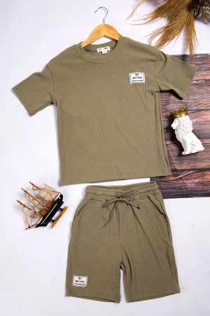 طفم ولادي أنيق قطعتين أكمام قصيرة و شورت بجيوب و رباط على الخصر وشعار من الأمام