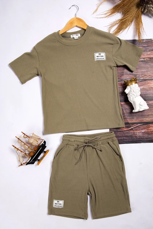 طفم ولادي أنيق قطعتين أكمام قصيرة و شورت بجيوب و رباط على الخصر وشعار من الأمام