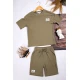 طفم ولادي أنيق قطعتين أكمام قصيرة و شورت بجيوب و رباط على الخصر وشعار من الأمام