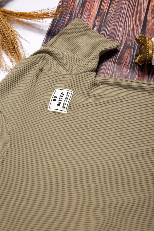 طفم ولادي أنيق قطعتين أكمام قصيرة و شورت بجيوب و رباط على الخصر وشعار من الأمام