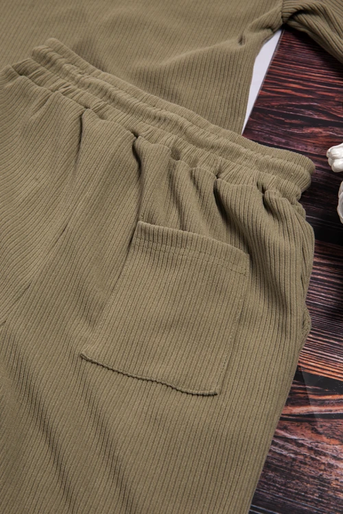 طفم ولادي أنيق قطعتين أكمام قصيرة و شورت بجيوب و رباط على الخصر وشعار من الأمام