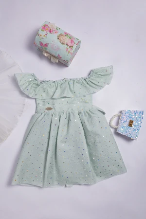 فستان بناتي قصير قماش لامع  أنيق مكشوف الأكتاف بزم خفيف ورباط على الخصر 