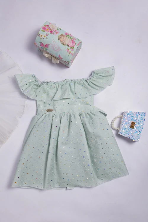 فستان بناتي قصير قماش لامع  أنيق مكشوف الأكتاف بزم خفيف ورباط على الخصر