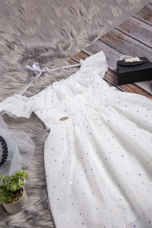 فستان بناتي قصير قماش لامع  أنيق مكشوف الأكتاف بزم خفيف ورباط على الخصر