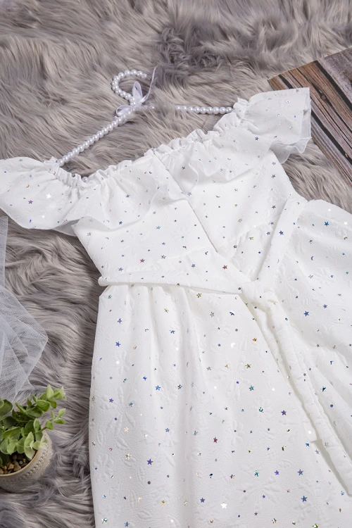 فستان بناتي قصير قماش لامع  أنيق مكشوف الأكتاف بزم خفيف ورباط على الخصر