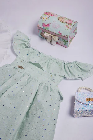 فستان بناتي قصير قماش لامع  أنيق مكشوف الأكتاف بزم خفيف ورباط على الخصر 