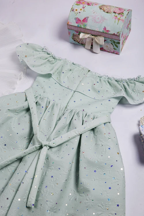 فستان بناتي قصير قماش لامع  أنيق مكشوف الأكتاف بزم خفيف ورباط على الخصر