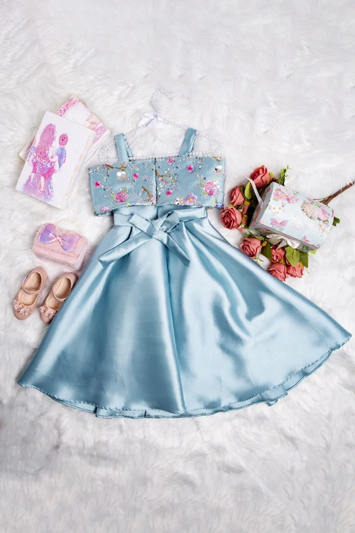 فستان بناتي أنيق لون تركواز سادة  بتطريز قماش مشجر على الصدر و الأكتاف وكسرات ورباط من الخصر