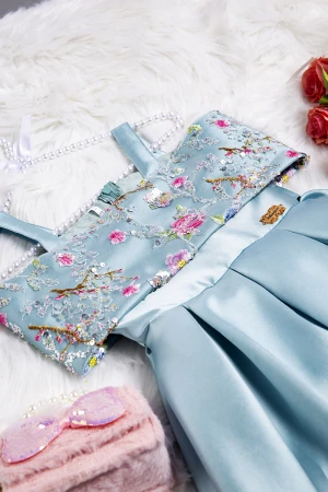 فستان بناتي أنيق لون تركواز سادة  بتطريز قماش مشجر على الصدر و الأكتاف وكسرات ورباط من الخصر