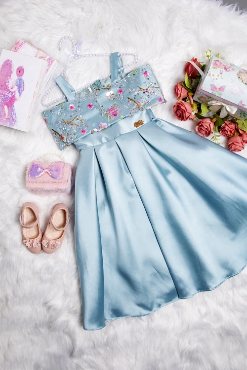 فستان بناتي أنيق لون تركواز سادة  بتطريز قماش مشجر على الصدر و الأكتاف وكسرات ورباط من الخصر