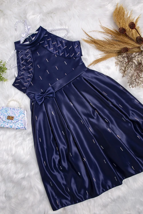 فستان بناتي أنيق لون كحلي بفصوص كريستال بالكامل  ياقه عاليه وفيونكة ورباط على الخصر