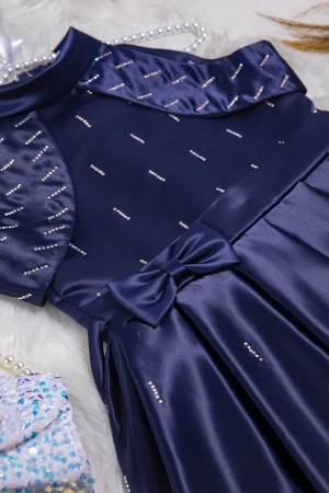 فستان بناتي أنيق لون كحلي بفصوص كريستال بالكامل  ياقه عاليه وفيونكة ورباط على الخصر 