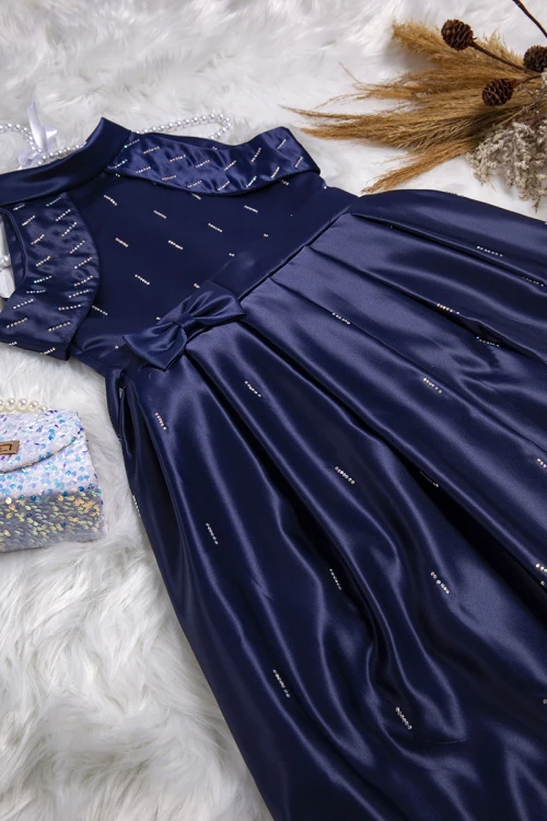 فستان بناتي أنيق لون كحلي بفصوص كريستال بالكامل  ياقه عاليه وفيونكة ورباط على الخصر