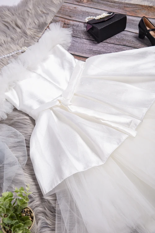 فستان بناتي أنيق لون أبيض علاقي من اللؤلؤ و كرانيش دانتيل بالصدر والأكتاف والأسفل مزين بحزام كريستال ولؤلؤ من الأمام و رباط من الخلف