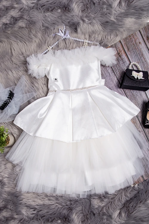 فستان بناتي أنيق لون أبيض علاقي من اللؤلؤ و كرانيش دانتيل بالصدر والأكتاف والأسفل مزين بحزام كريستال ولؤلؤ من الأمام و رباط من الخلف