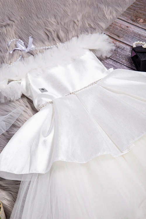 فستان بناتي أنيق لون أبيض علاقي من اللؤلؤ و كرانيش دانتيل بالصدر والأكتاف والأسفل مزين بحزام كريستال ولؤلؤ من الأمام و رباط من الخلف