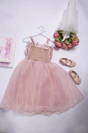 فستان بناتي أنيق علاقي بدون أكمام بلفائف جميلة عليها ورود وتطريز كريستال من الأمام و مزموم كامل من الخلف 