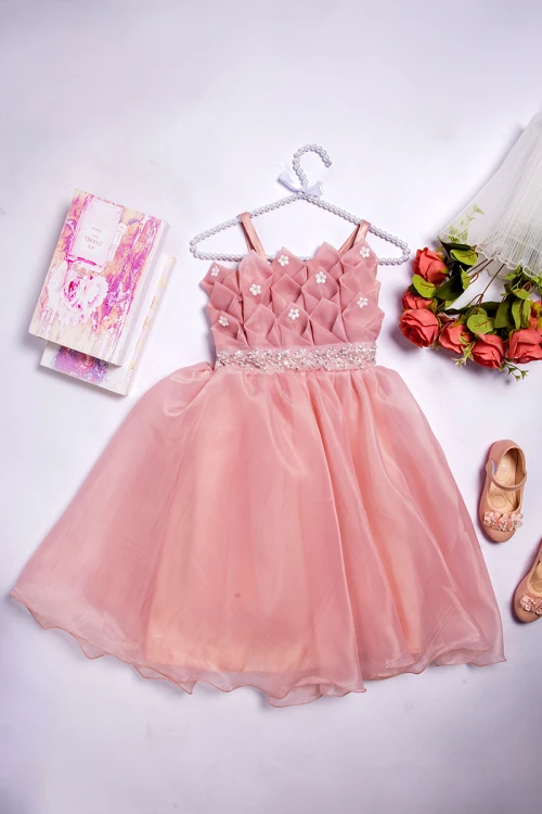 فستان بناتي أنيق علاقي بدون أكمام بلفائف جميلة عليها ورود وتطريز كريستال من الأمام و مزموم كامل من الخلف