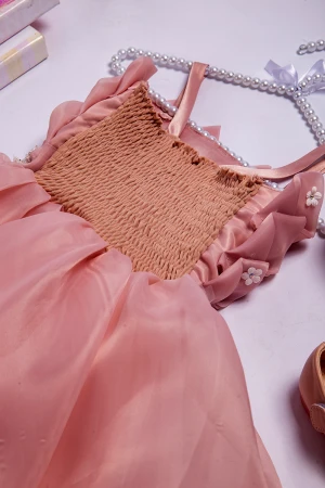 فستان بناتي أنيق علاقي بدون أكمام بلفائف جميلة عليها ورود وتطريز كريستال من الأمام و مزموم كامل من الخلف 