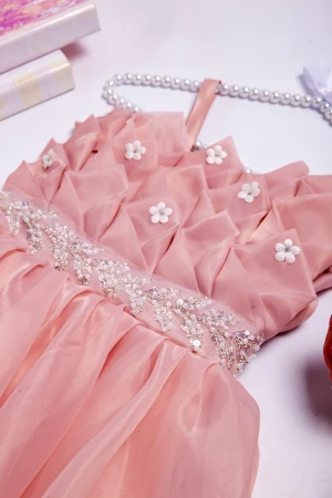 فستان بناتي أنيق علاقي بدون أكمام بلفائف جميلة عليها ورود وتطريز كريستال من الأمام و مزموم كامل من الخلف 