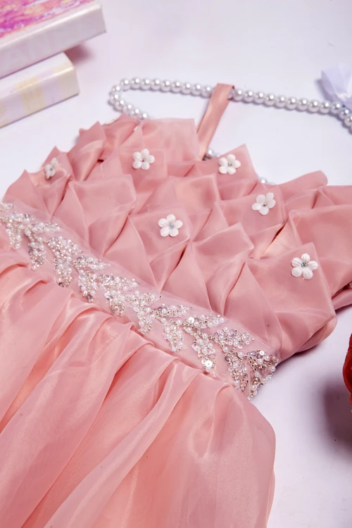 فستان بناتي أنيق علاقي بدون أكمام بلفائف جميلة عليها ورود وتطريز كريستال من الأمام و مزموم كامل من الخلف