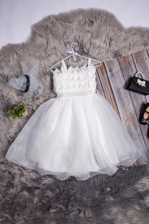 فستان بناتي أنيق علاقي بدون أكمام بلفائف جميلة عليها ورود وتطريز كريستال من الأمام و مزموم كامل من الخلف