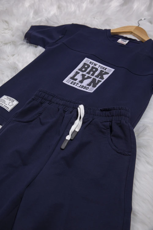 طقم ولادي أنيق قطعتين تيشرت أكمام قصيرة و كتابات و شعار  من الأمام  و شورت قصير برباط على الخصر