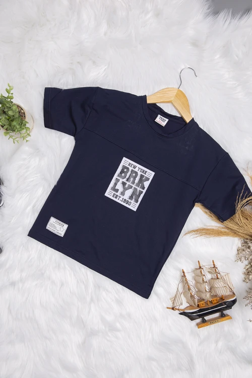 طقم ولادي أنيق قطعتين تيشرت أكمام قصيرة و كتابات و شعار  من الأمام  و شورت قصير برباط على الخصر