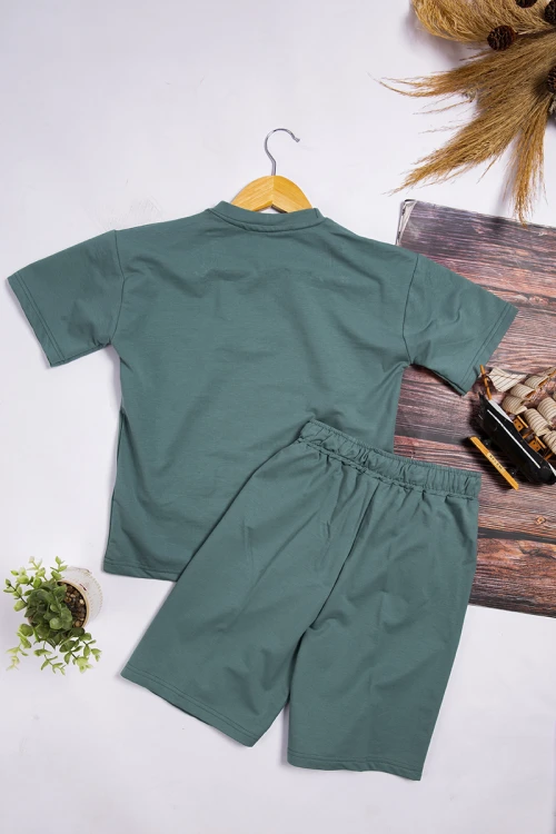 طقم ولادي أنيق قطعتين تيشرت أكمام قصيرة و كتابات و شعار  من الأمام  و شورت قصير برباط على الخصر