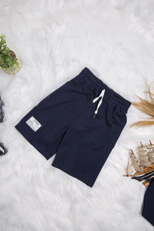 طقم ولادي أنيق قطعتين تيشرت أكمام قصيرة و كتابات و شعار  من الأمام  و شورت قصير برباط على الخصر