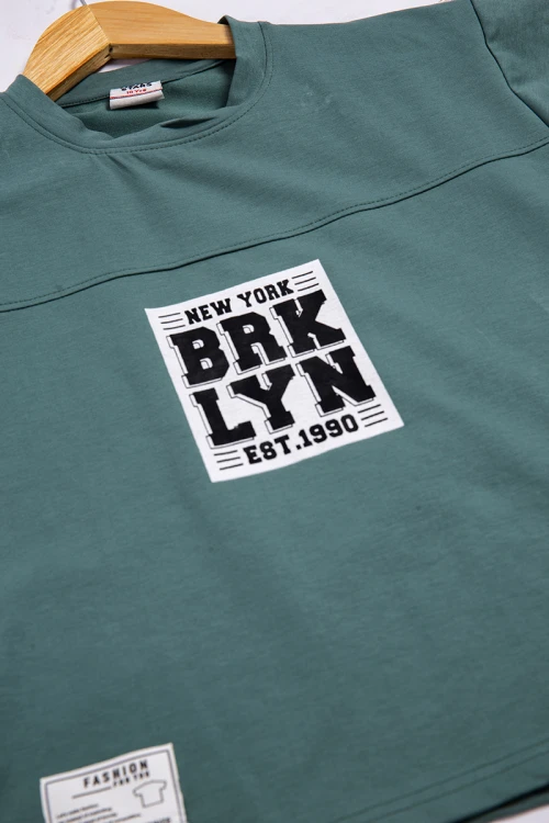 طقم ولادي أنيق قطعتين تيشرت أكمام قصيرة و كتابات و شعار  من الأمام  و شورت قصير برباط على الخصر