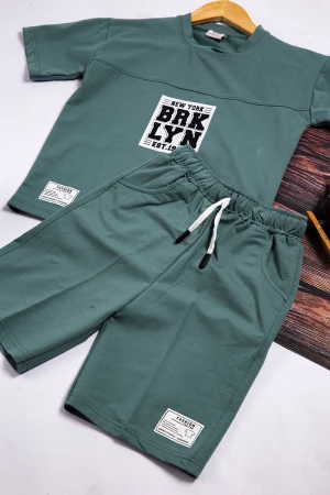 طقم ولادي أنيق قطعتين تيشرت أكمام قصيرة و كتابات و شعار  من الأمام  و شورت قصير برباط على الخصر