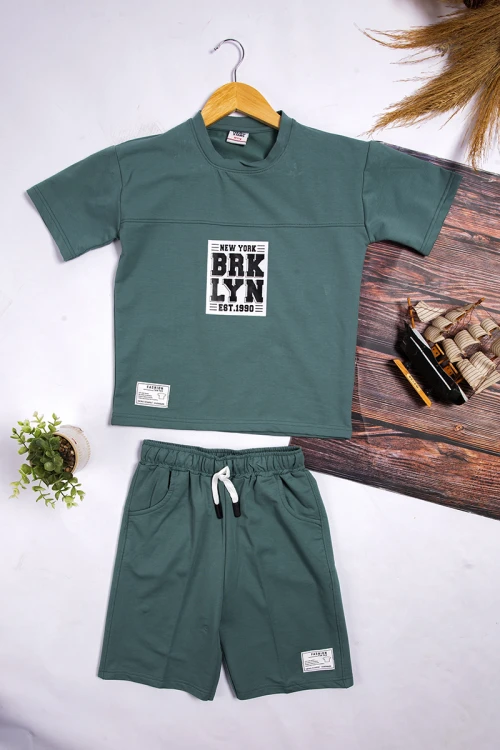 طقم ولادي أنيق قطعتين تيشرت أكمام قصيرة و كتابات و شعار  من الأمام  و شورت قصير برباط على الخصر